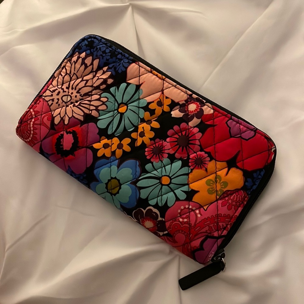Vera Bradley zip wallet